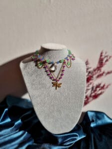 De ketting is een product en heeft de naam 'Zora'