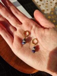 Gouden oorbellen met blauwe glaskralen