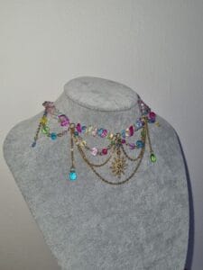 ketting met goud en gekleurde kralen