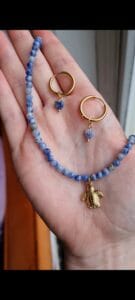 Blauwe graskalen ketting met een gouden schildpadje en bijpassende oorbellen