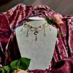 ketting met goud en roze, regenboog glaskralen en witte parels