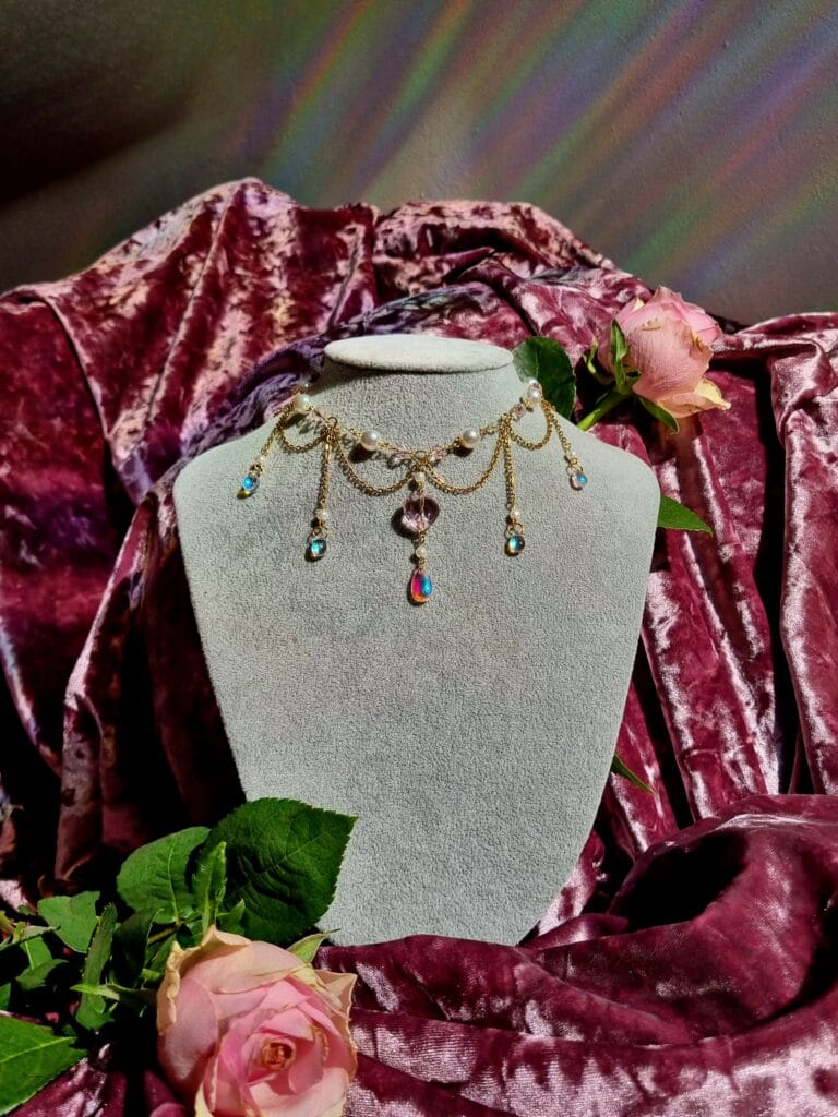 ketting met goud en roze, regenboog glaskralen en witte parels