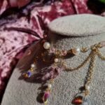 ketting met goud en roze, regenboog glaskralen en witte parels