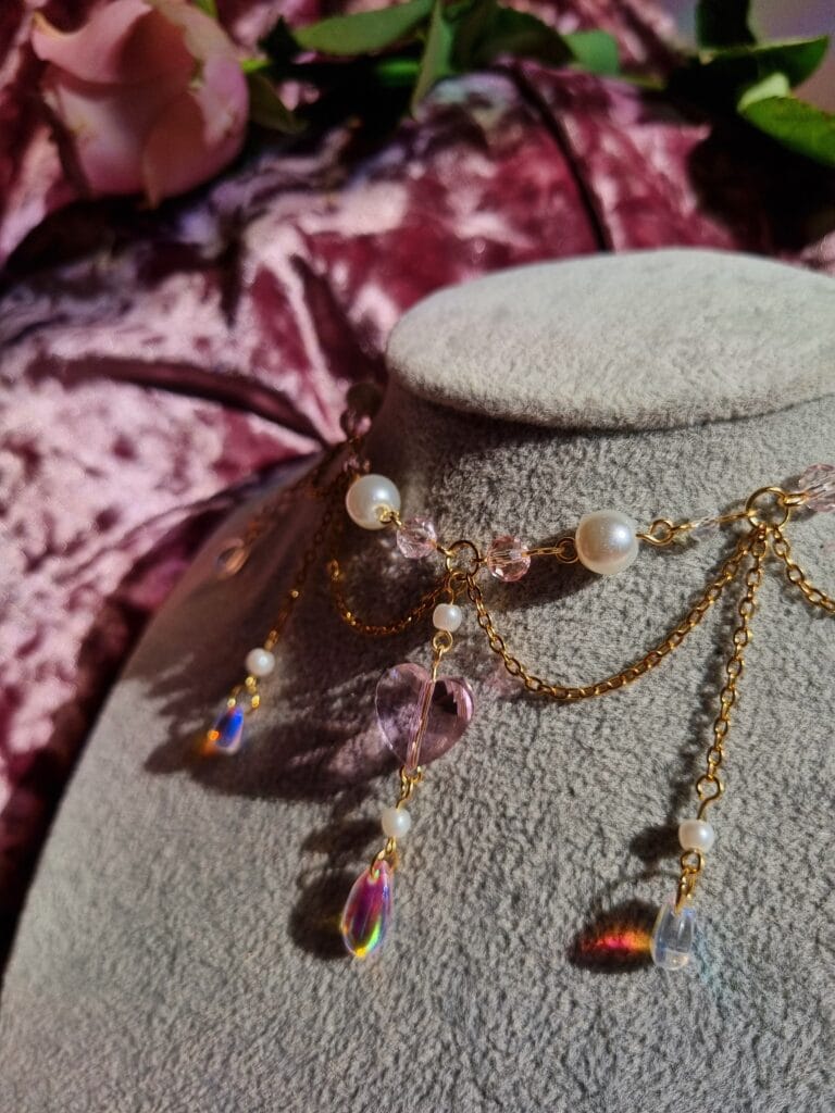 ketting met goud en roze, regenboog glaskralen en witte parels
