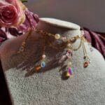 ketting met goud en roze, regenboog glaskralen en witte parels