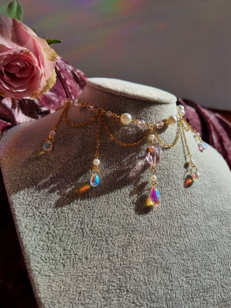 ketting met goud en roze, regenboog glaskralen en witte parels