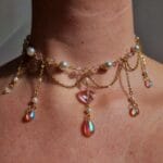 ketting met goud en roze, regenboog glaskralen en witte parels