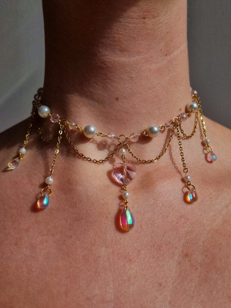 ketting met goud en roze, regenboog glaskralen en witte parels