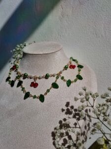 ketting met groene glaskralen en rode kersjes