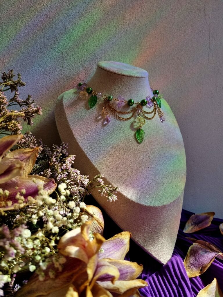 ketting met groene blaadjes, roze vlinders en goud
