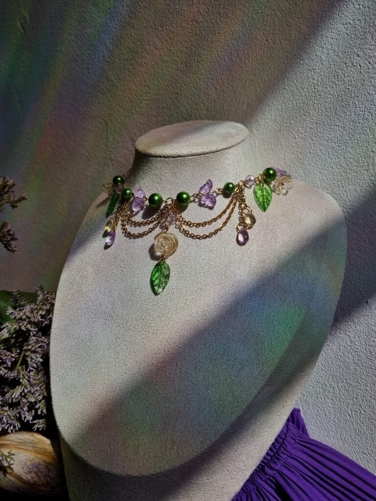 ketting met groene blaadjes, roze vlinders en goud