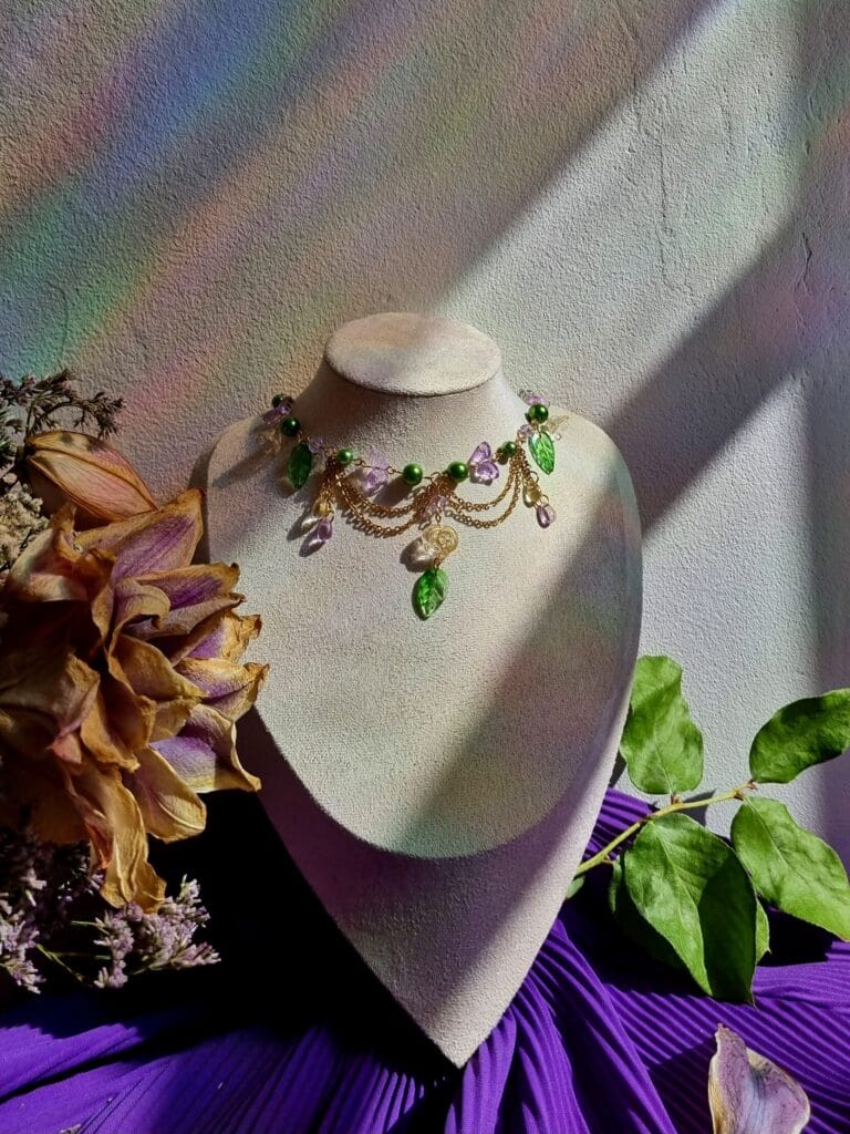 ketting met groene blaadjes, roze vlinders en goud