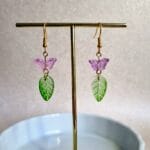 oorbellen met groene blaadjes en roze vlinder