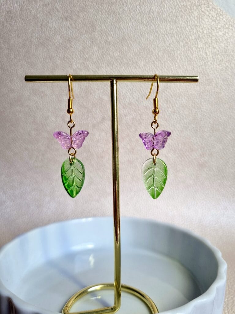 oorbellen met groene blaadjes en roze vlinder