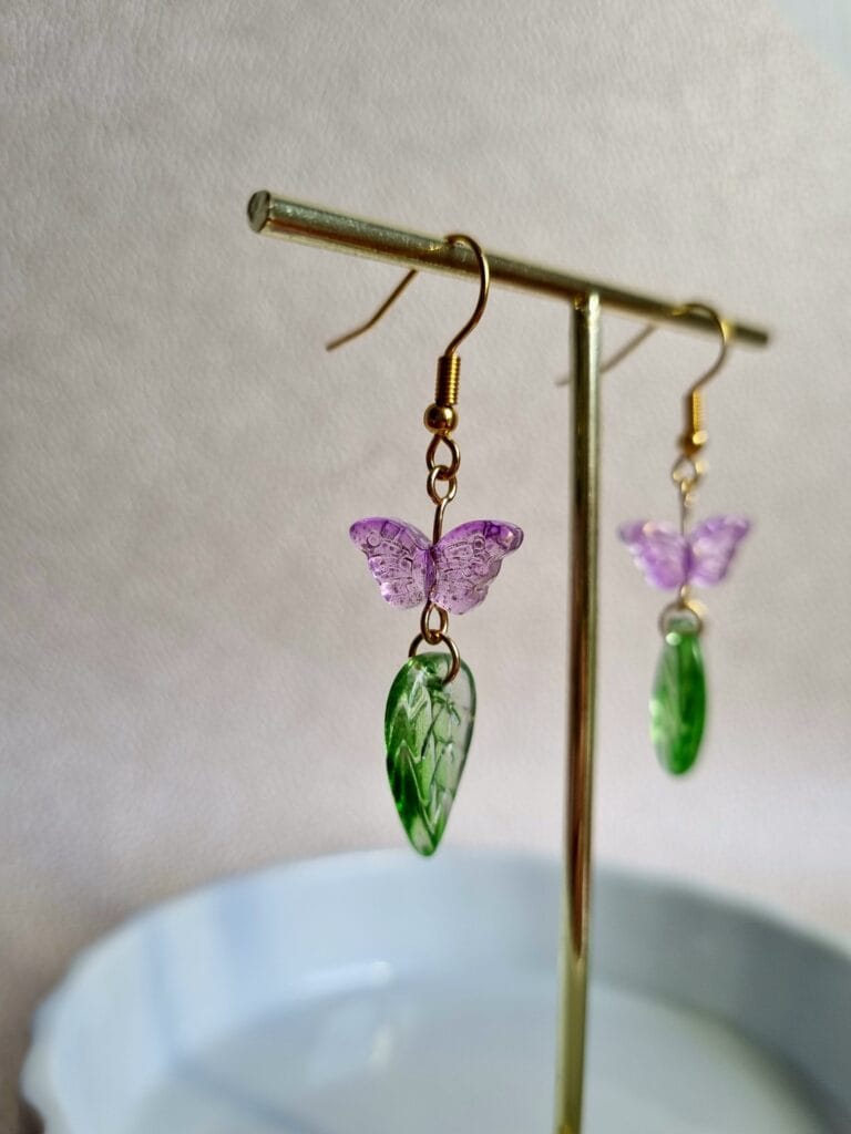 oorbellen met groene blaadjes en roze vlinder