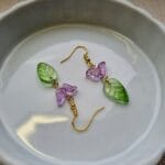 oorbellen met groene blaadjes en roze vlinder